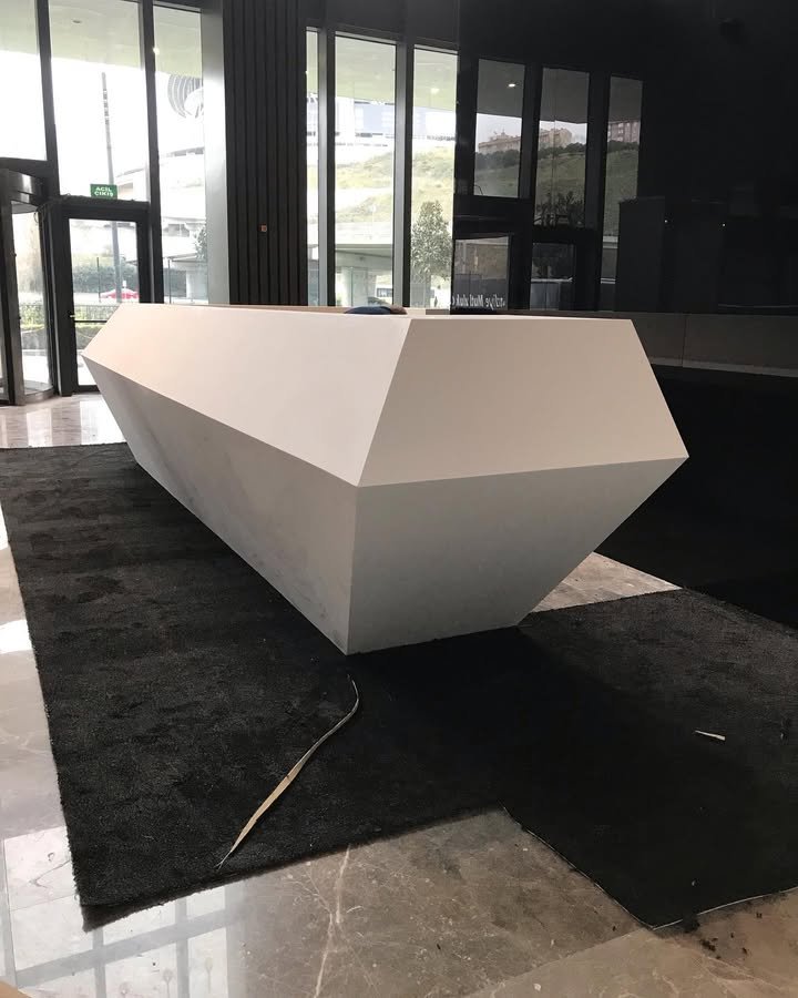 Plaza lobisi için üretilen akrilik karşılama bankosu